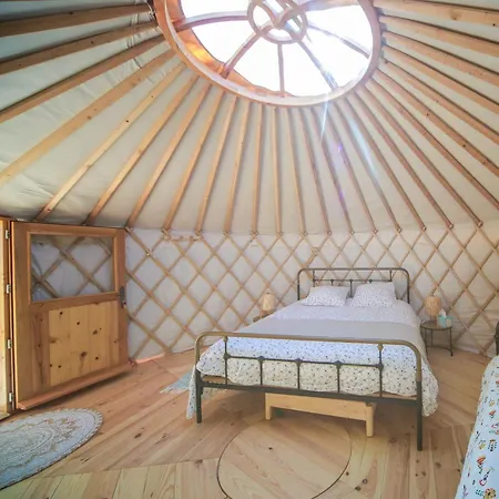 לינה וארוחת בוקר Les Yourtes De Provence *