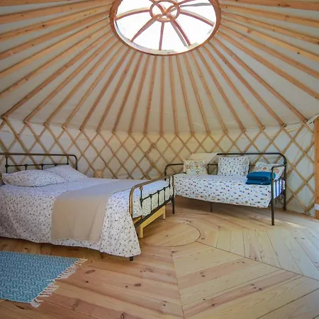 Les Yourtes De Provence לינה וארוחת בוקר *