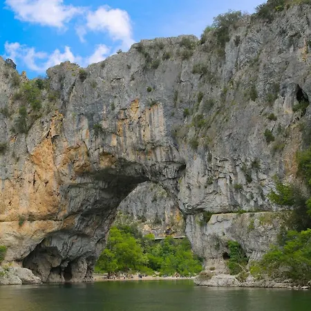 Les Yourtes De Provence לינה וארוחת בוקר