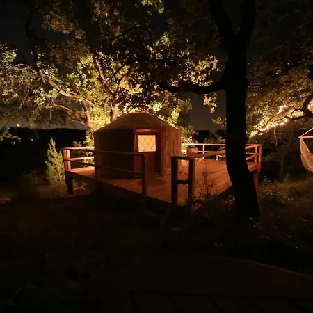 Les Yourtes De Provence לינה וארוחת בוקר *