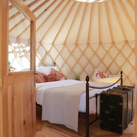 Les Yourtes De Provence לינה וארוחת בוקר