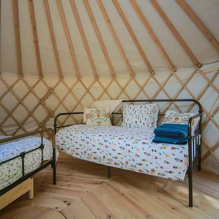 Les Yourtes De Provence לינה וארוחת בוקר