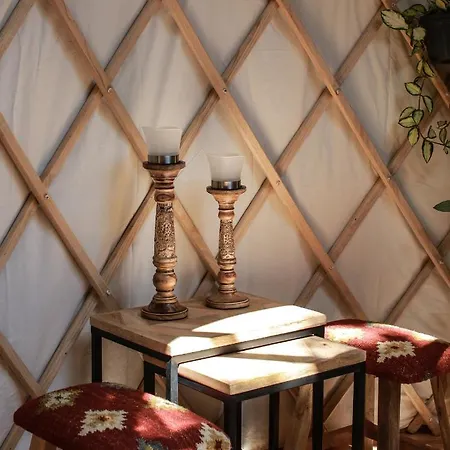 Les Yourtes De Provence לינה וארוחת בוקר