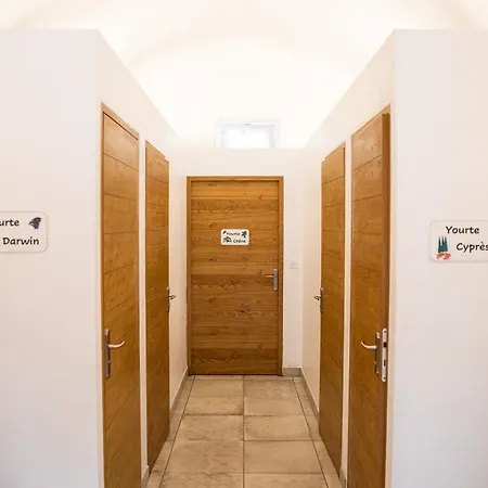 Les Yourtes De Provence לינה וארוחת בוקר