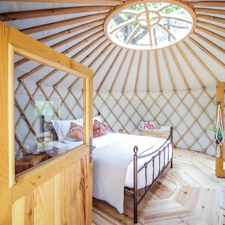 Les Yourtes De Provence לינה וארוחת בוקר