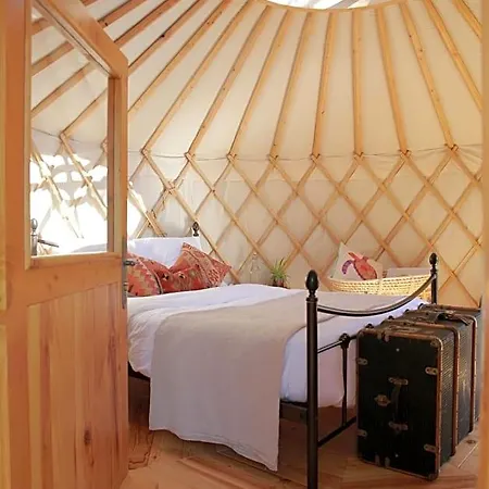 Les Yourtes De Provence Bed & Breakfast *